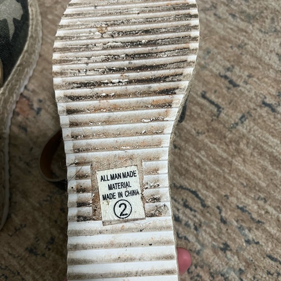 Soda Girl’s Camo Platform Sandals, Size 2 - Picture 11 of 11